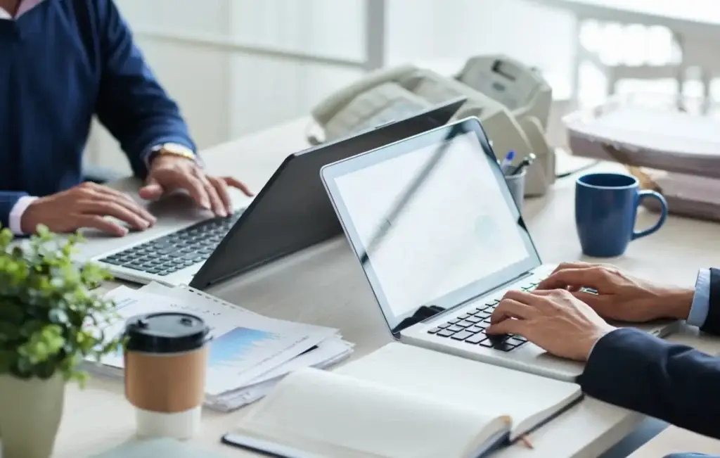Logiciel de gestion des interprètes : Programmation sans effort 1 Team of interpreters collaborating with a dispatcher in an office.