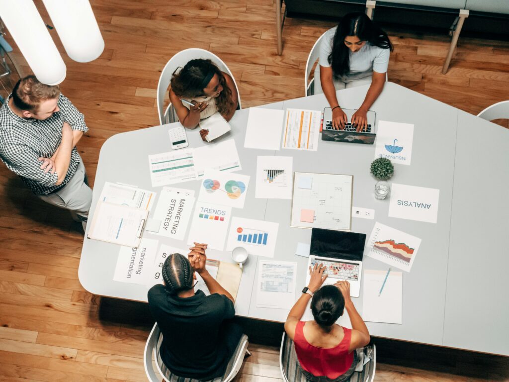 Grande agence d'interprétation au Canada 1 un groupe de personnes assises autour d'une table, interprète MigiHub gestion de la langue des signes,