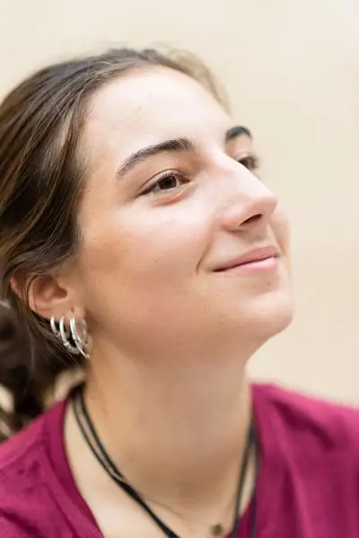 MigiHub interpreter sign language management, a woman smiling with a pink shirt